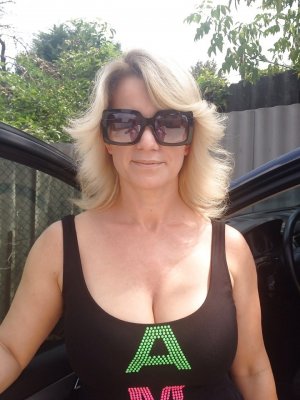 Nellie, femme cougar de 47 ans à Sète