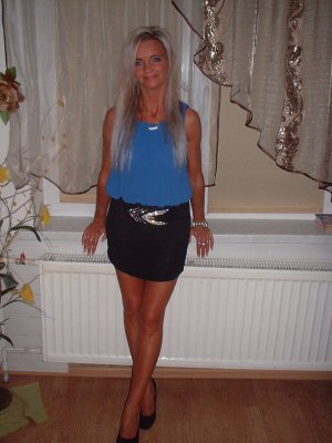 Robin, femme cougar de 57 ans à Laval
