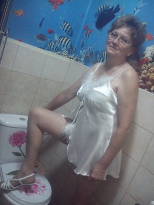 Anjelica, femme cougar de 48 ans à Angoulême