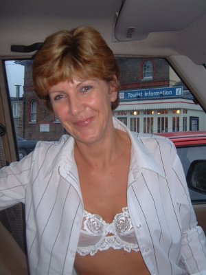 Lara, femme cougar de 56 ans à Tarbes